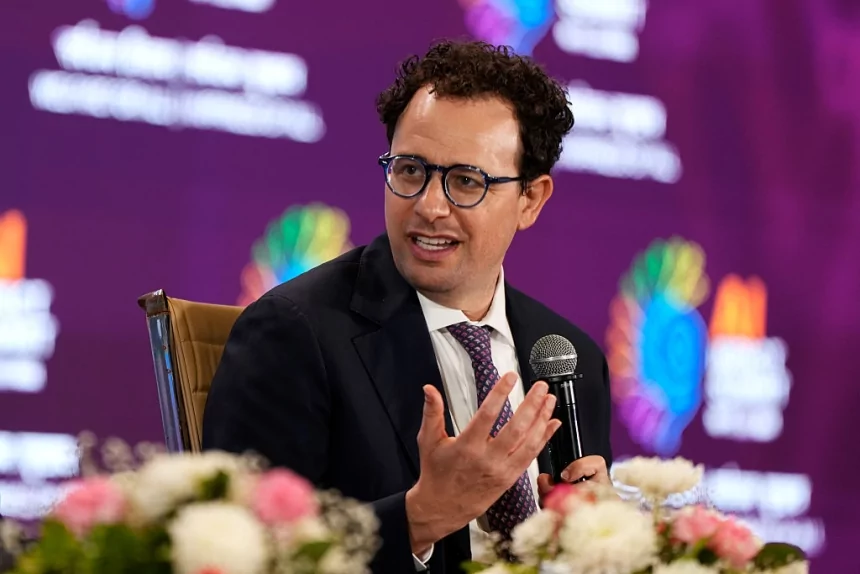 Anthropic shrugs off VC funding offers valuing it at $800B+, for now