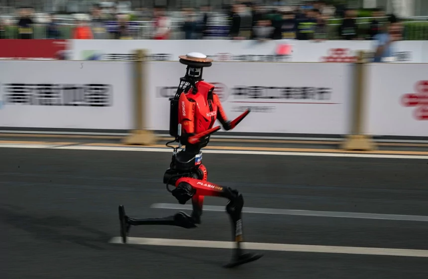 Robots beat human records at Beijing half-marathon