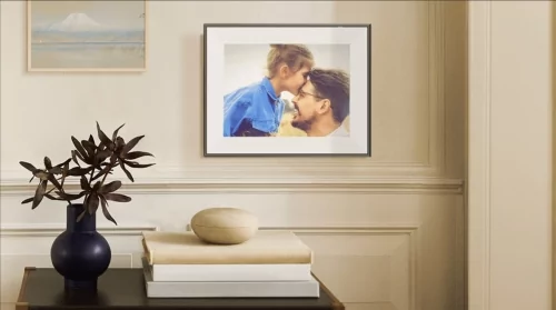 Aura’s impressive e-ink photo frame doesn’t even look digital
